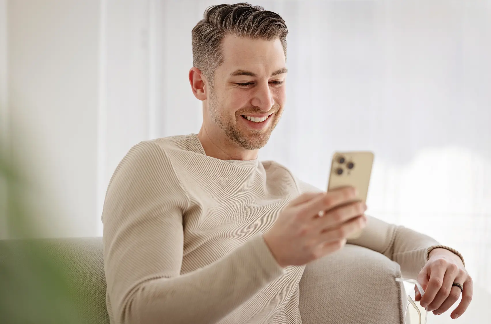 Pessoas conectadas em uma comunidade online, com ícone do WhatsApp